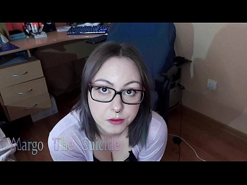❤️ Msichana Mrembo aliye na Miwani Anamnyonya Dildo kwa Kina kwenye Kamera Pononi kuu kwa sw.mrvideospornogratis.ru ❌️❤
